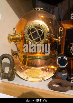 Immersioni subacquee casco sul display a Malcesine sul Lago di Garda in Italia Foto Stock