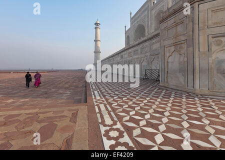 Agra, Uttar Pradesh, India, Asia del Sud. Taj Mahal, architettura geometrica e piastrellisti, tramonto Foto Stock