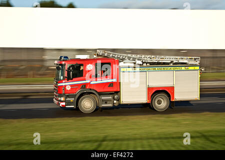 Un motore antincendio Scottish Fire and Rescue Service che accelera lungo la Kingsway West Dual Carriage rispondendo a una chiamata del 999 a Dundee, Scozia Foto Stock