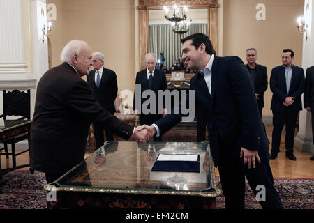 Atene, Grecia. 26 gen, 2015. Syriza leader Alexis Tsipras (R) scuote le mani con la Grecia del Presidente Karolos Papoulias (L) come egli ha prestato giuramento come Primo Ministro greco nel Palazzo Presidenziale di Atene in Grecia il 26 gennaio 2015. Credito: Konstantinos Tsakalidis/Alamy Live News Foto Stock