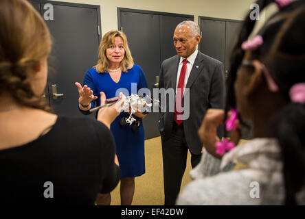 La NASA Chief Scientist Ellen Stofan, sinistra e amministratore della NASA Charles Bolden rispondere alle domande da kid reporters prima l annuale White House stato della scienza e della Tecnologia, Ingegneria e Matematica (SoSTEM) indirizzo, Mercoledì, Gennaio 21, 2015, nel sud Corte Auditorium nell'Eisenhower Executive Office Building sulla Casa Bianca complesso in Washington Foto Stock