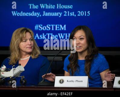 Kathy Pham di U.S. Servizio digitale, destra parla come la NASA Chief Scientist Ellen Stofan guarda durante l annuale White House stato della scienza e della Tecnologia, Ingegneria e Matematica (SoSTEM) indirizzo, Mercoledì, Gennaio 21, 2015, nel sud Corte Auditorium nell'Eisenhower Executive Office Building sulla Casa Bianca complesso in Washington Foto Stock