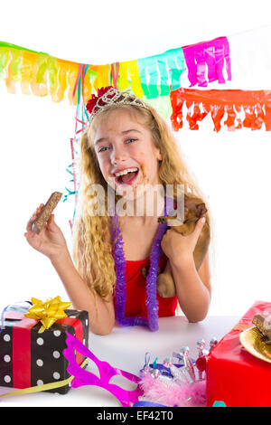 Happy party con cucciolo presente mangiare il cioccolato in compleanno Bocca sporca Foto Stock