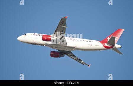 Virgin Atlantic Airbus A320 EI-EZW in partenza dall'aeroporto di Heathrow LHR Foto Stock