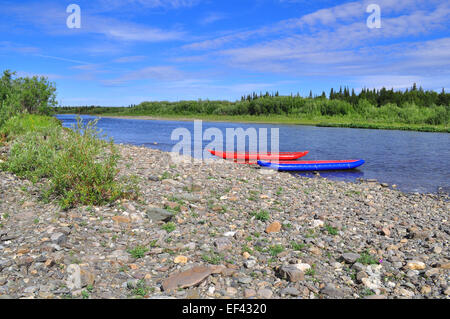 Tourist kayak a pebble sponde del fiume. Polar Ural, Repubblica di Komi, Russia. Foto Stock