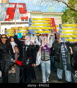 Parigi, Francia, musulmani arabi francesi che manifestano contro la discriminazione, l'islamofobia, il razzismo, le donne velate in abito tradizionale Hijab, marcia con segnali di protesta, alla grande Moschea, in strada, migranti europei, protesta familiare, segno di protesta pacifica, famiglia minoritaria immigrata Foto Stock