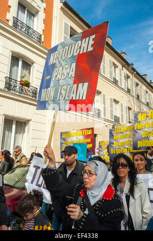 Parigi, Francia, Francese arabi musulmani che manifestano contro l'islamofobia, razzismo, le donne in abito tradizionale con cartelli e striscioni Foto Stock