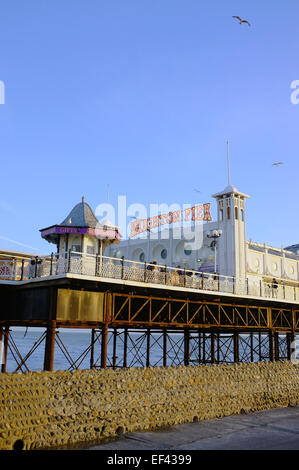 Il Brighton Pier visto dalla Spiaggia di Brighton. Foto Stock