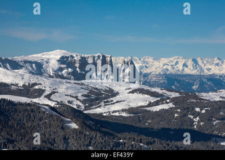 Le cime innevate dello Sciliar Sciliar con affioramenti di Postal Castello Euringer e Santner Dolomiti Italia Foto Stock
