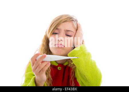 Ragazza bionda con il termometro e influenza a freddo in pigiama e faccia triste Foto Stock