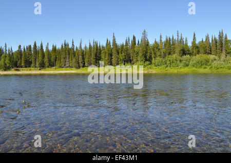 Il fiume di ghiaia negli Urali. Il canale a nord del fiume sotto il sole. Foto Stock