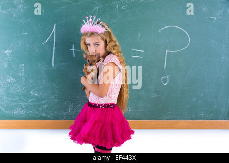 La principessa bionda schoolgirl azienda pet chihuahua cucciolo di cane in aula verde chalk board Foto Stock