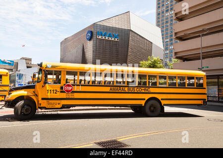 Scuola bus parcheggiata fuori il teatro IMAX, Boston, Massachusetts, STATI UNITI D'AMERICA Foto Stock