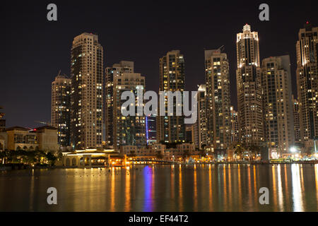 Una lunga esposizione night shot di Area Business Bay, Dubai EMIRATI ARABI UNITI Foto Stock