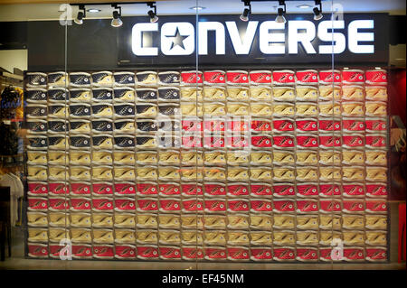 Visualizzazione delle converse calzature sportive Ayala Center Cebu Filippine Foto Stock