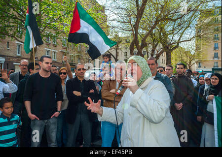 Parigi, Francia, musulmani arabi francesi che manifestano contro la discriminazione islamofobia, razzismo, donne arabe musulmane velate in hijab, donne che tengono discorsi a grandi folle, riunioni religiose, religione in politica, donna che indossa un hijab francia Foto Stock
