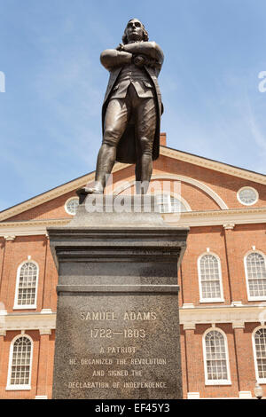 Statua di Samuel Adams fuori la Faneuil Hall, Boston, Massachusetts, STATI UNITI D'AMERICA Foto Stock