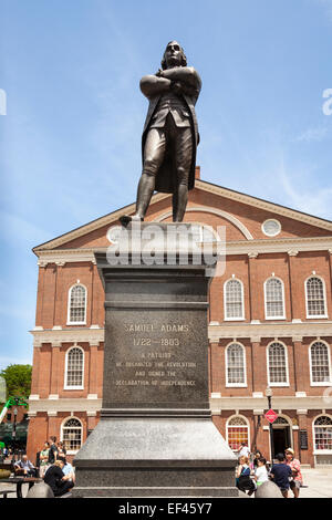 Statua di Samuel Adams fuori la Faneuil Hall, Boston, Massachusetts, STATI UNITI D'AMERICA Foto Stock