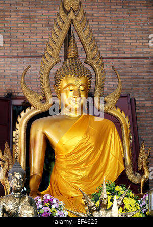 Foto belle Golden Statue di Buddha seduto Foto Stock