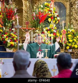San Sebastian Abasolo, Oaxaca, Messico - Fr. Victorio Nickolas Velasco celebra la santa messa a San Sebastian Abasolo chiesa cattolica. Foto Stock