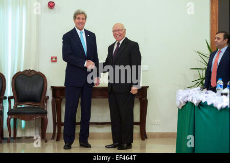 Stati Uniti Il segretario di Stato John Kerry scuote le mani con il Pakistan Consigliere per la Sicurezza Nazionale Sartaj Aziz prima le due aprire l annuale per un dialogo strategico tra le loro due nazioni a Islamabad, in Pakistan, il 13 gennaio 2015. Foto Stock