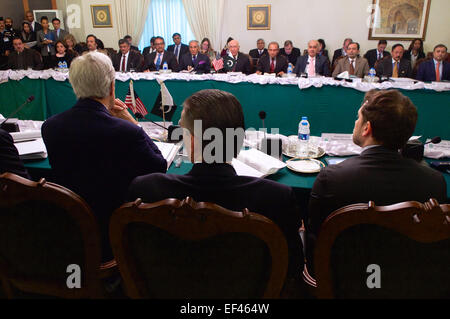 Stati Uniti Il segretario di Stato John Kerry ascolta come il Pakistan Consigliere per la Sicurezza Nazionale Sartaj Aziz apre l annuale per un dialogo strategico tra le loro due nazioni a Islamabad, in Pakistan, il 13 gennaio 2015. Foto Stock