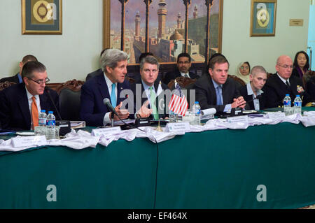 Stati Uniti Il segretario di Stato John Kerry offre commento per il Pakistan Consigliere per la Sicurezza Nazionale Sartaj Aziz e i suoi colleghi durante la loro apertura annuale di un dialogo strategico tra le loro due nazioni a Islamabad, in Pakistan, il 13 gennaio 2015. Foto Stock