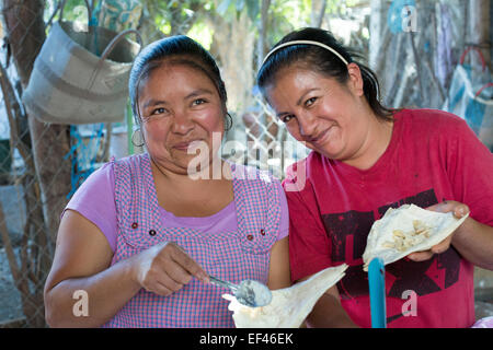 San Sebastian Abasolo, Oaxaca, Messico - Le donne fanno tamales per un pasto durante la celebrazione annuale di San Sebastian. Foto Stock