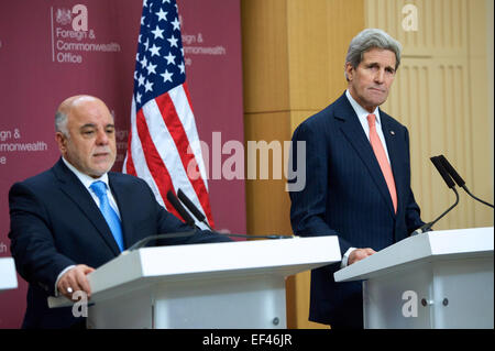 Il primo ministro iracheno Haidar al-Abadi, fiancheggiata da U.S. Il segretario di Stato John Kerry e unite da segretario degli Esteri britannico Philip Hammond, indirizzi di una conferenza stampa presso il British Foreign and Commonwealth Office di Londra, Regno Unito, il 22 gennaio 2015, a seguito di una riunione su più di venti membri del contatore-ISIL coalizione. Foto Stock