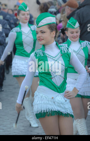 Majorettes e sbandieratori in Piazza del Popolo, Roma, Italia Foto Stock