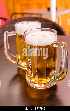 Birra Lasko su tavola, Cerknica, Slovenia Foto Stock