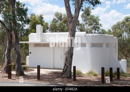 I servizi 'Treamline moderne' si bloccano presso il monumento ai caduti di guerra, Albury, New South Wales, Australia Foto Stock