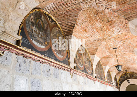 Chiostro con religiose antiche pitture murali nell'iconico Santa Catalina convento in Arequipa, Perù, un leader turistici locali attrazioni turistiche Foto Stock