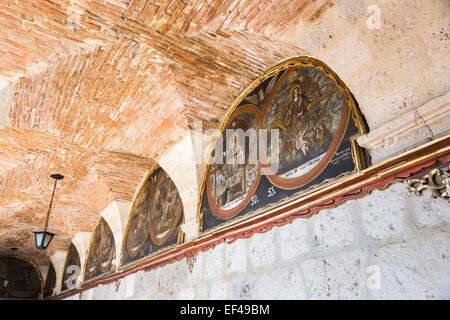 Chiostro con religiose antiche pitture murali nell'iconico Santa Catalina convento in Arequipa, Perù, un leader turistici locali attrazioni turistiche Foto Stock