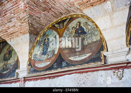 Chiostro con religiose antiche pitture murali nell'iconico Santa Catalina convento in Arequipa, Perù, un leader turistici locali attrazioni turistiche Foto Stock