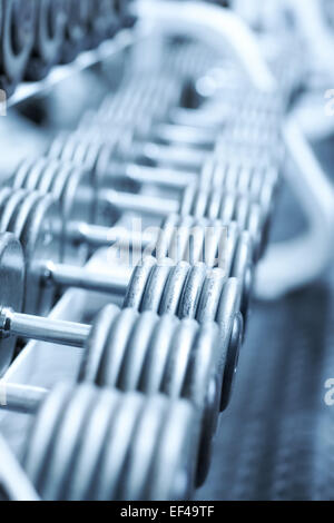 Manubri in palestra. Morbide tonalità di blu. Foto Stock