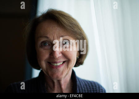 Cracovia in Polonia. 26 gen, 2015. Survivor Eva Umlauf da Monaco di Baviera (Germania) in posa per una fotografia in vista delle prossime settantesimo anniversario della liberazione del campo di Auschwitz-Birkenau KL in una camera di hotel a Cracovia, Polonia, 26 gennaio 2015. Foto: Rolf Vennenbernd/dpa/Alamy Live News Foto Stock