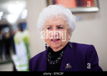 Cracovia in Polonia. 26 gen, 2015. Survivor Miriam Ziegler dal Canada in posa per una fotografia in vista delle prossime settantesimo anniversario della liberazione del campo di Auschwitz-Birkenau KL in una camera di hotel a Cracovia, Polonia, 26 gennaio 2015. Foto: Rolf Vennenbernd/dpa/Alamy Live News Foto Stock