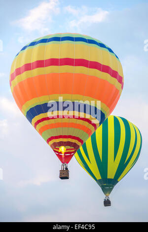 Due i palloni ad aria calda nel cielo Foto Stock