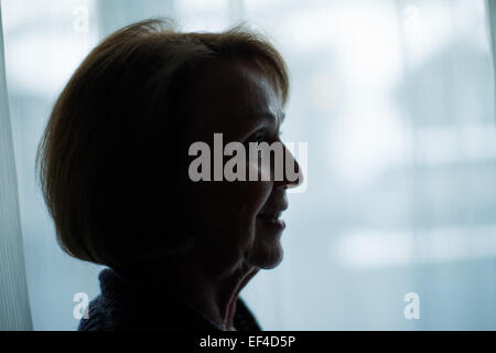 Cracovia in Polonia. 26 gen, 2015. Survivor Eva Umlauf da Monaco di Baviera (Germania) in posa per una fotografia in vista delle prossime settantesimo anniversario della liberazione del campo di Auschwitz-Birkenau KL in una camera di hotel a Cracovia, Polonia, 26 gennaio 2015. Foto: Rolf Vennenbernd/dpa/Alamy Live News Foto Stock