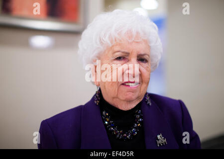 Cracovia in Polonia. 26 gen, 2015. Survivor Miriam Ziegler dal Canada in posa per una fotografia in vista delle prossime settantesimo anniversario della liberazione del campo di Auschwitz-Birkenau KL in una camera di hotel a Cracovia, Polonia, 26 gennaio 2015. Foto: Rolf Vennenbernd/dpa/Alamy Live News Foto Stock