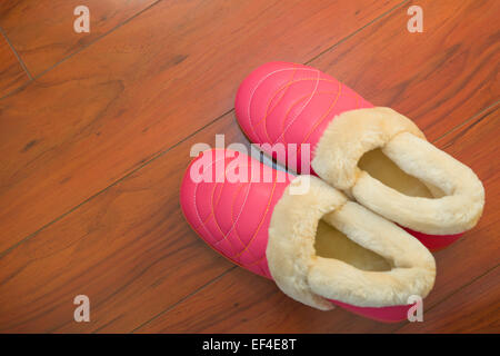 Paio di scarpe per signora su pavimento in legno nella camera da letto Foto Stock