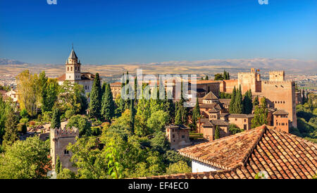 Alhambra Castello torre pareti Cityscape chiese Granada Andalusia Spagna Foto Stock