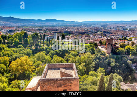 Alhambra torre di castello Cityscape chiese Granada Andalusia Spagna Foto Stock