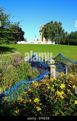 Il Footbridge in Abbey Park con il memoriale di guerra e abbazia di clock tower per la parte posteriore, evesham, worcestershire, England, Regno Unito, Europa. Foto Stock