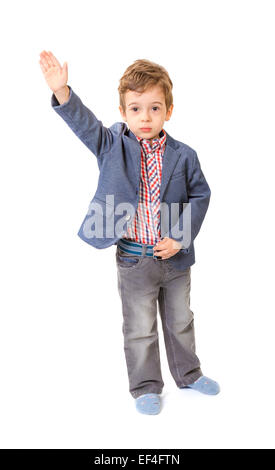 Little Boy con la camicia e con la sua mano sollevata su sfondo bianco Foto Stock