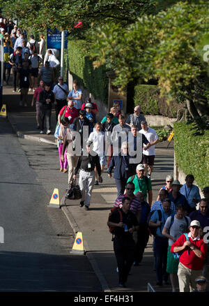 Gli spettatori fanno il loro cammino verso l'ingresso del Royal Liverpool Golf Club di Hoylake Wirral. Foto Stock