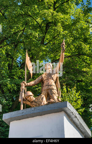 Soldato sovietico statua che si trova nella città di Rakhiv, Carpazi, Hutsul regione dei Carpazi, Ruthenia Zakarpattia, Oblast di Ucraina Foto Stock