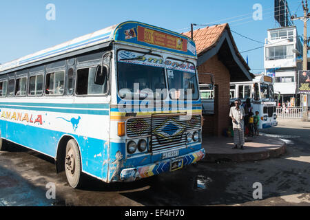 Bus Ashok-Leyland a Hikkaduwa Stazione Bus, Galle, Sri Lanka. Foto Stock