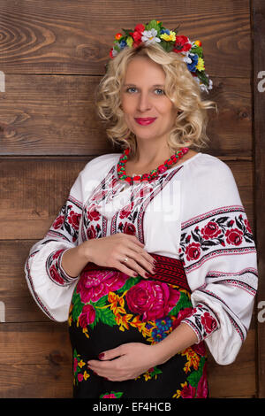 Ukrainian donna incinta in vyshyvanka Foto Stock